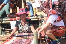 Dengan Pakaian Tradisional, Pitana Buka Festival Tenun Ikat Sumba